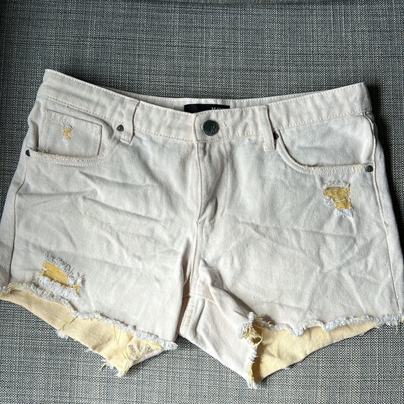 Kut from the Kloth Gidget Fray Shorts - Picture 5 of 7